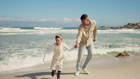 Océano,-Padre-Y-Tomados-De-La-Mano-Con-Un-Niño-Feliz