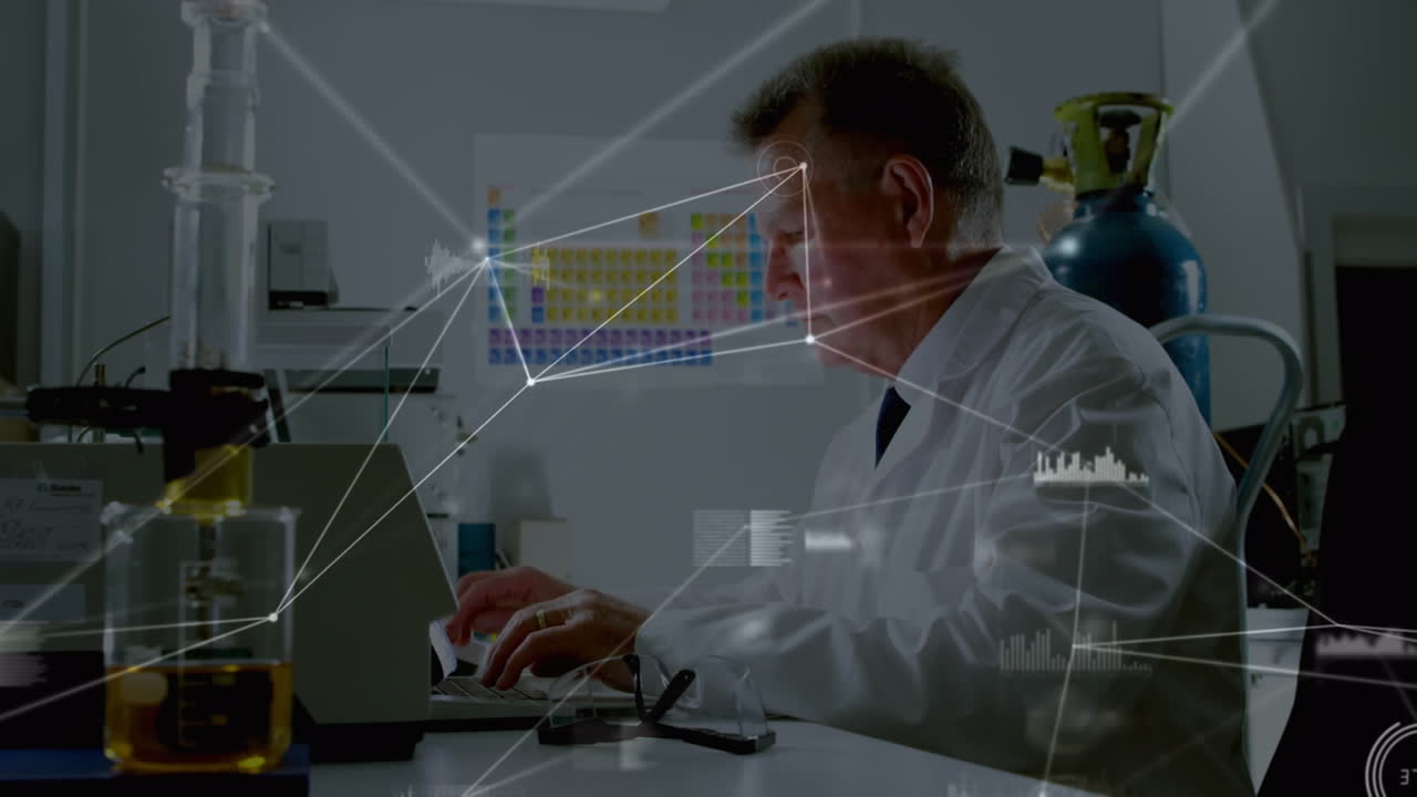 animación de puntos conectados, iconos de gráficos, científico caucásico trabajando en una computadora portátil en el laboratorio