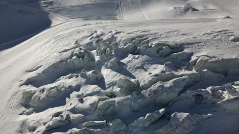 Luftaufnahme-Eines-Gletschers-Mit-Eisigen,-Schneebedeckten-Gipfeln,-Schweizer-Alpen