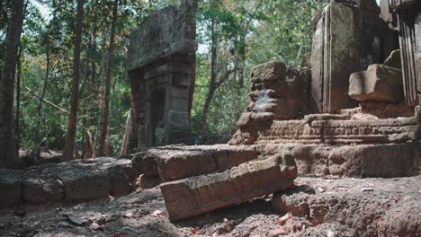 Ruinas-Del-Antiguo-Templo-De-Angkor-Wat-Rodeadas-De-Bosque-A-Plena-Luz-Del-Día,-Tranquilas-Y-Serenas