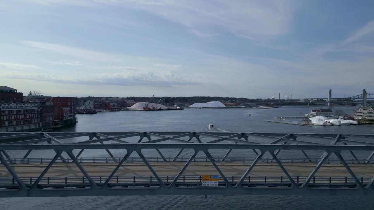 Drone si avvicina sopra il ponte commemorativo della Prima Guerra Mondiale a sollevamento verticale che attraversa il fiume Piscataqua con traffico leggero, a Portsmouth, New Hampshire