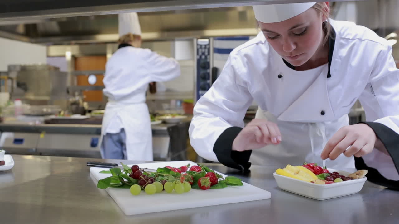 cocinar en un mostrador haciendo una ensalada de frutas