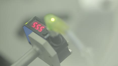 primer plano de un dispositivo médico o sensor industrial