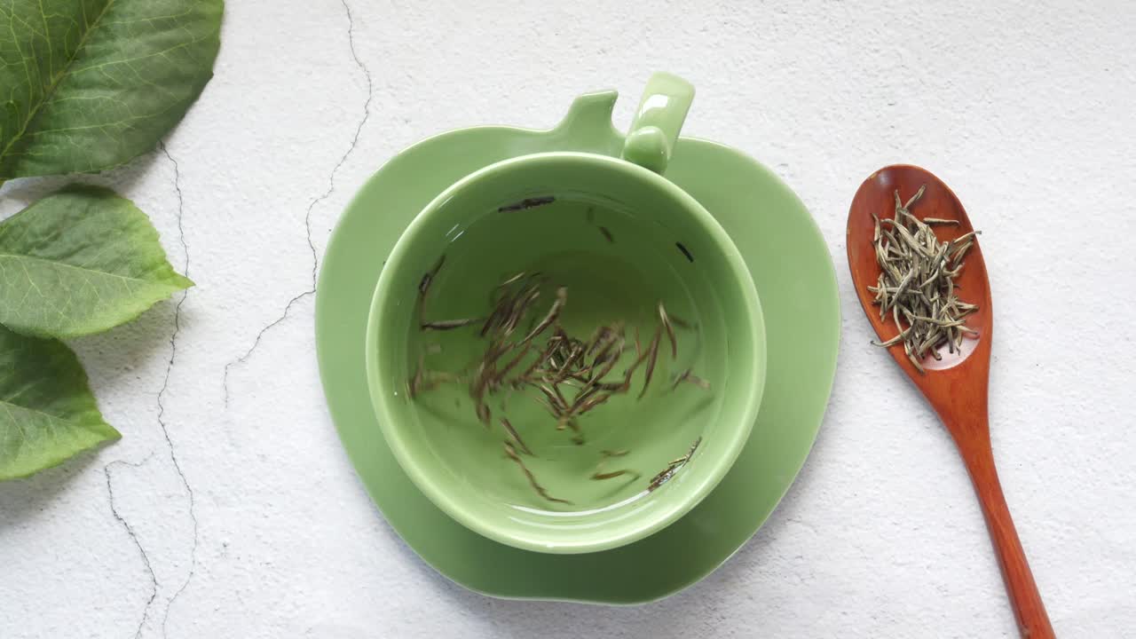 사과 모양의 컵에 넣은 녹색 차