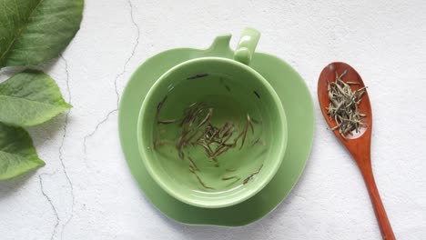 té verde en una taza en forma de manzana
