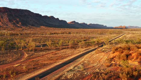 Lange-Asphaltstraße-Inmitten-Der-Wildnis-Mit-Blick-Auf-Die-West-Macdonnell-Ranges-In-Alice-Springs,-Australien