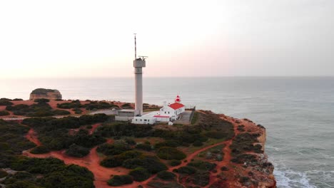 Der-Drohnenschuss-Dreht-Sich-Tagsüber-Um-Den-Leuchtturm