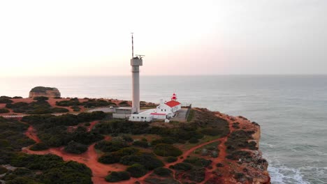 la toma del dron gira alrededor del faro durante el día
