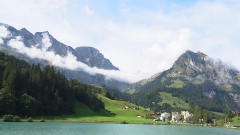 Mágico-Paisaje-Montañoso-Con-Lago-En-Los-Alpes-Suizos