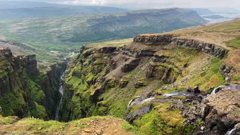 Impresionante-Vista-Desde-La-Cascada-De-Glymur-En-Islandia-Con-Acantilados-Verdes-Circundantes.