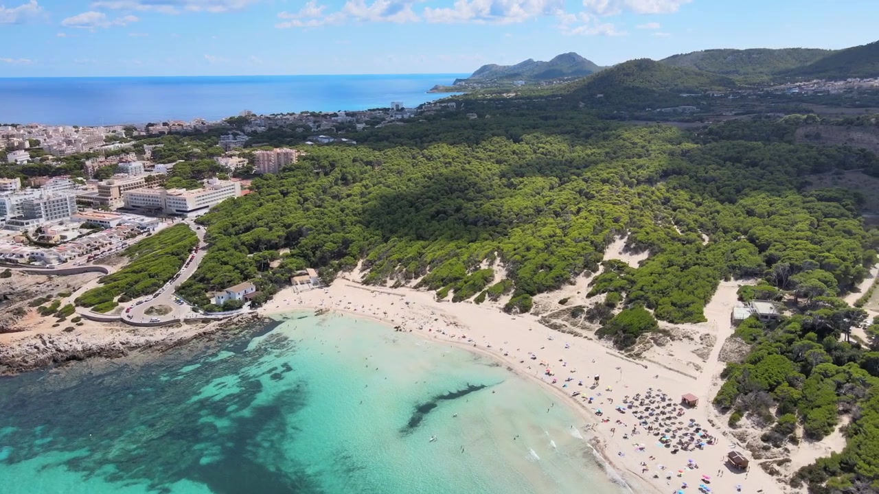 Descubra a beleza de Cala Agulla em Cala Rajada, Maiorca, com praias de areia fina e intocada e águas cristalinas. Este destino pitoresco oferece um refúgio tranquilo em meio à natureza.