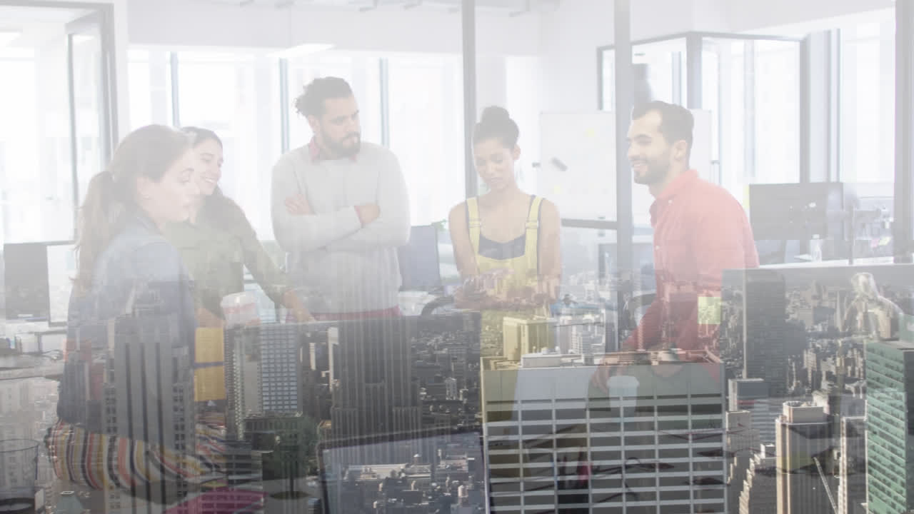 Komposition aus diversen Kollegen, die sich im Büro unterhalten, und modernen Gebäuden in einer Stadtlandschaft.