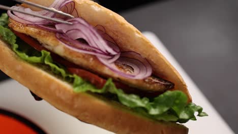 sándwich de pollo con cebolla roja