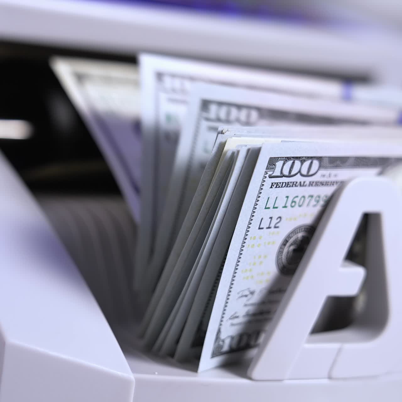 Máquina para contar dinero. Contador electrónico de dinero en efectivo con muchos dólares. Concepto de dinero y economía. Vista horizontal