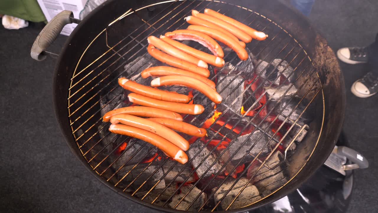 salchichas a la parrilla en una parrilla de carbón
