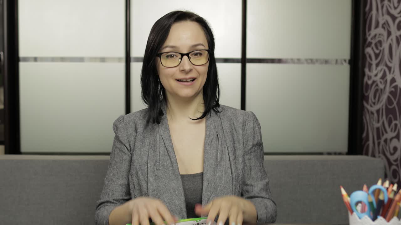 여성 교사가 비디오 통화를 하고 있습니다. 가정에서 아이들의 수업과 함께 원격 교육