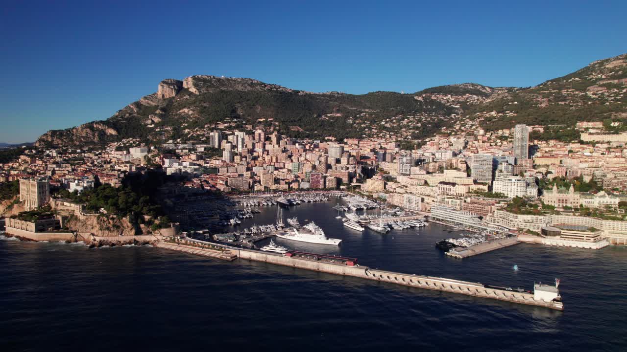 Splendida vista aerea 4K di Monaco. Monte Carlo, Port Hercule e la Rocca di Monaco