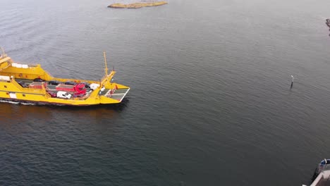 Vuelo-Aéreo-De-Drones-Acercándose-A-Un-Ferry-Cargado-En-El-Archipiélago-Norte-De-Gotemburgo-En-Suecia