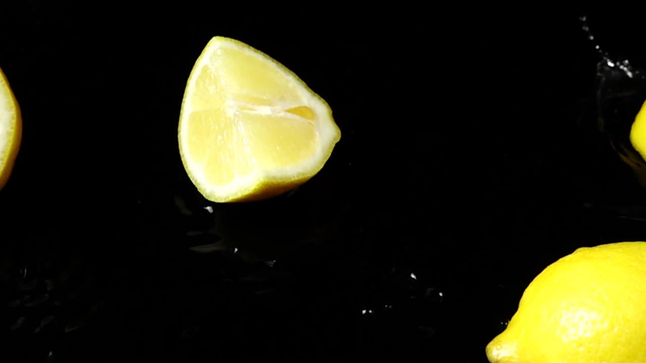 Caduta di spicchi di limone. Slow motion