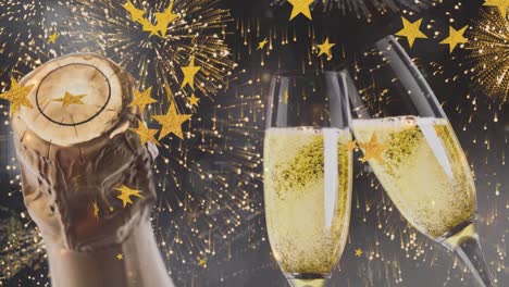 Animation-Von-Goldenen-Sternen,-Die-über-Zwei-Anstoßende-Champagnergläser-Mit-Flasche-Und-Feuerwerk-Fallen