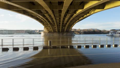 inundación del río danubio - filmado desde debajo del puente margaret, budapest, hungría - 26 de diciembre de 2023