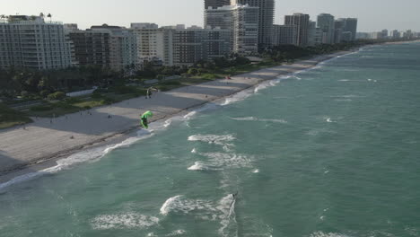 Zwei-Kitesurfer-Am-Miami-Beach-Transition-Drehen-Sich-Im-Seichten-Grünen-Wasser