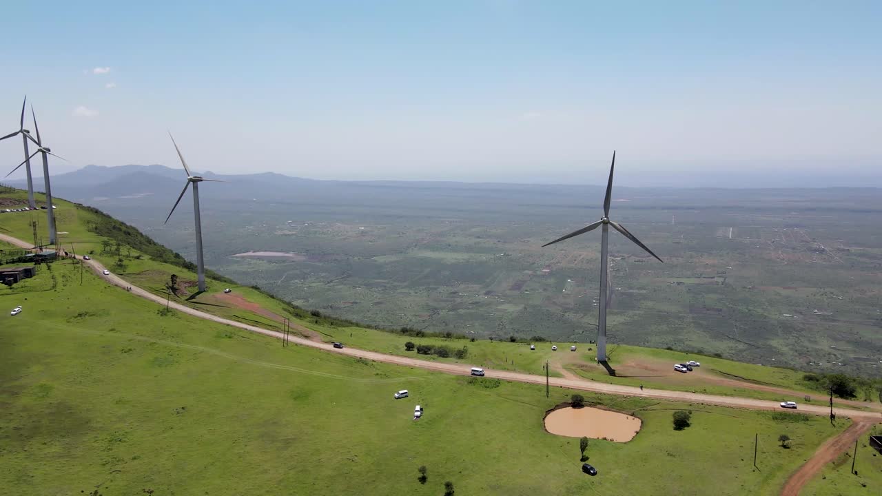 energía eólica renovable verde que lucha contra la deforestación en el planeta tierra contra el cambio climático, desarrollo de emergencia de un molino de viento en nairobi, kenia, respetuoso con el medio ambiente hacia el acuerdo de parís