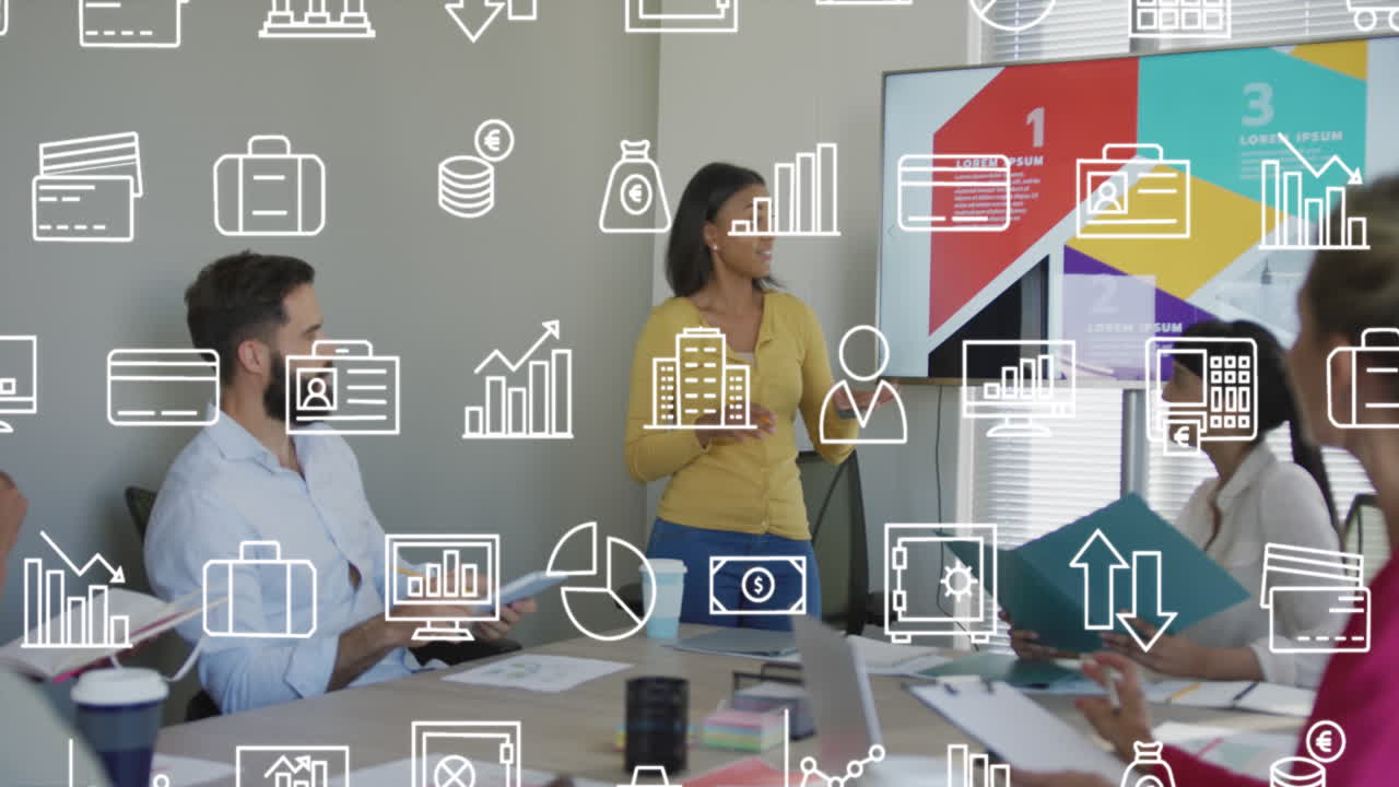 animación de múltiples iconos, gerente femenina diversa explicando la estrategia en televisión a sus compañeros de trabajo