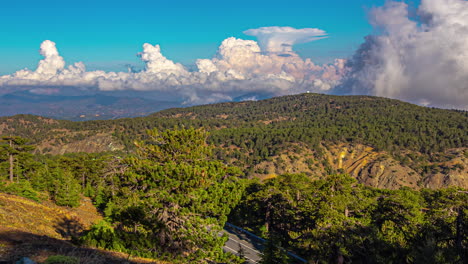 timelapse en chipre con bosques verdes y exuberantes con nubes que se extienden por el cielo azul del mediterráneo