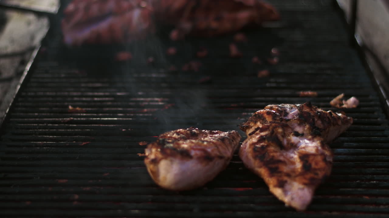el filete de pollo a la parrilla al aire libre. la carne de pollo a la parrilla.