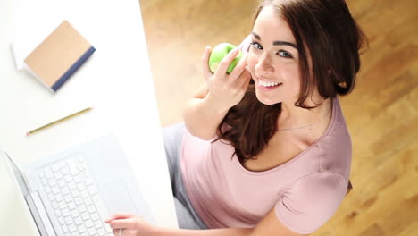 mujer comiendo manzana verde