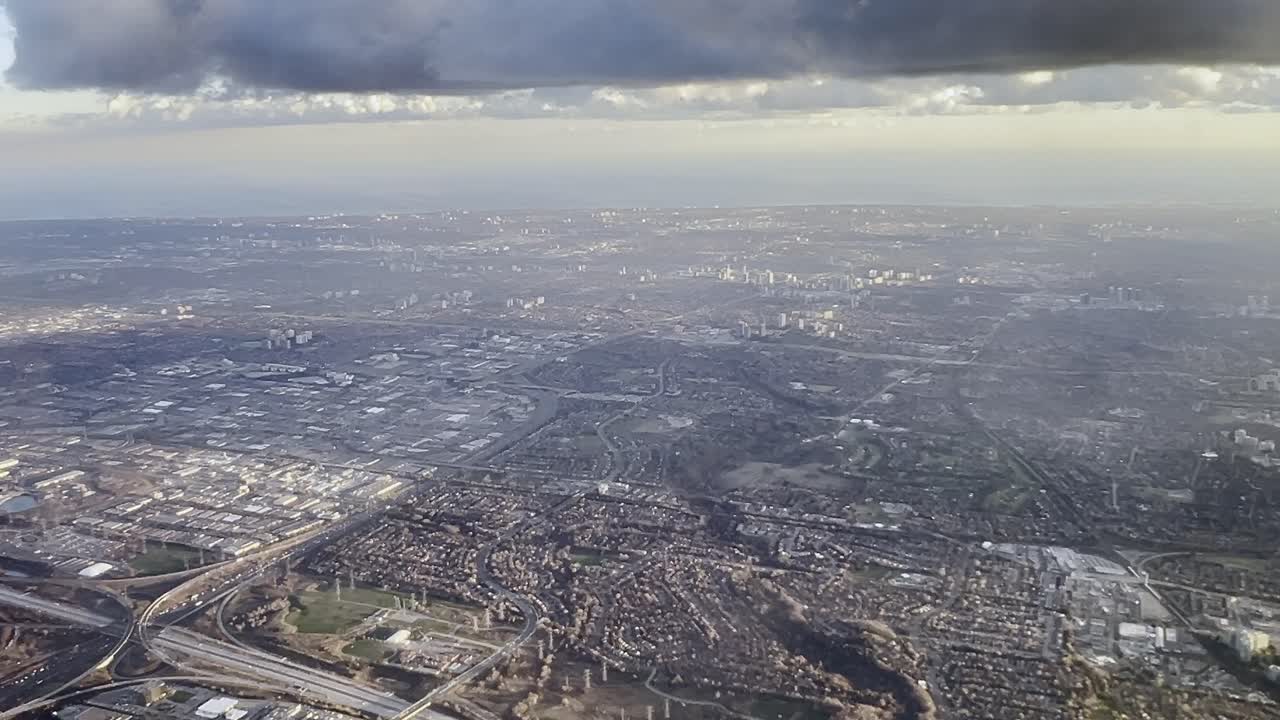 воздушный вид периферии торонто, как видно с самолета, приближающегося к аэропорту пирсона, онтарио в канаде