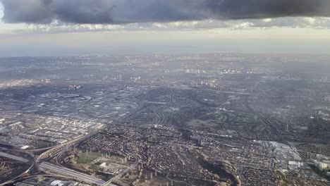 Luftaufnahme-Der-Peripherie-Von-Toronto-Vom-Flugzeug-Aus-Gesehen,-Das-Sich-Dem-Pearson-Airport-Nähert,-Ontario-In-Kanada