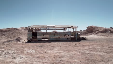 autobús abandonado en el desierto de atacama, sudamérica, chile