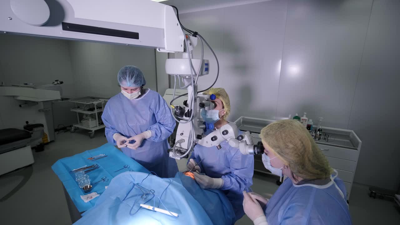 blefaroplastia cirugía plástica operación de rejuvenecimiento, modificación de la región del ojo