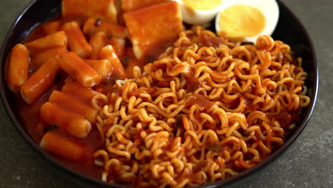 fideos instantáneos coreanos con pastel de arroz coreano y pastel de pescado y huevo cocido - rabokki - estilo de comida coreana-5