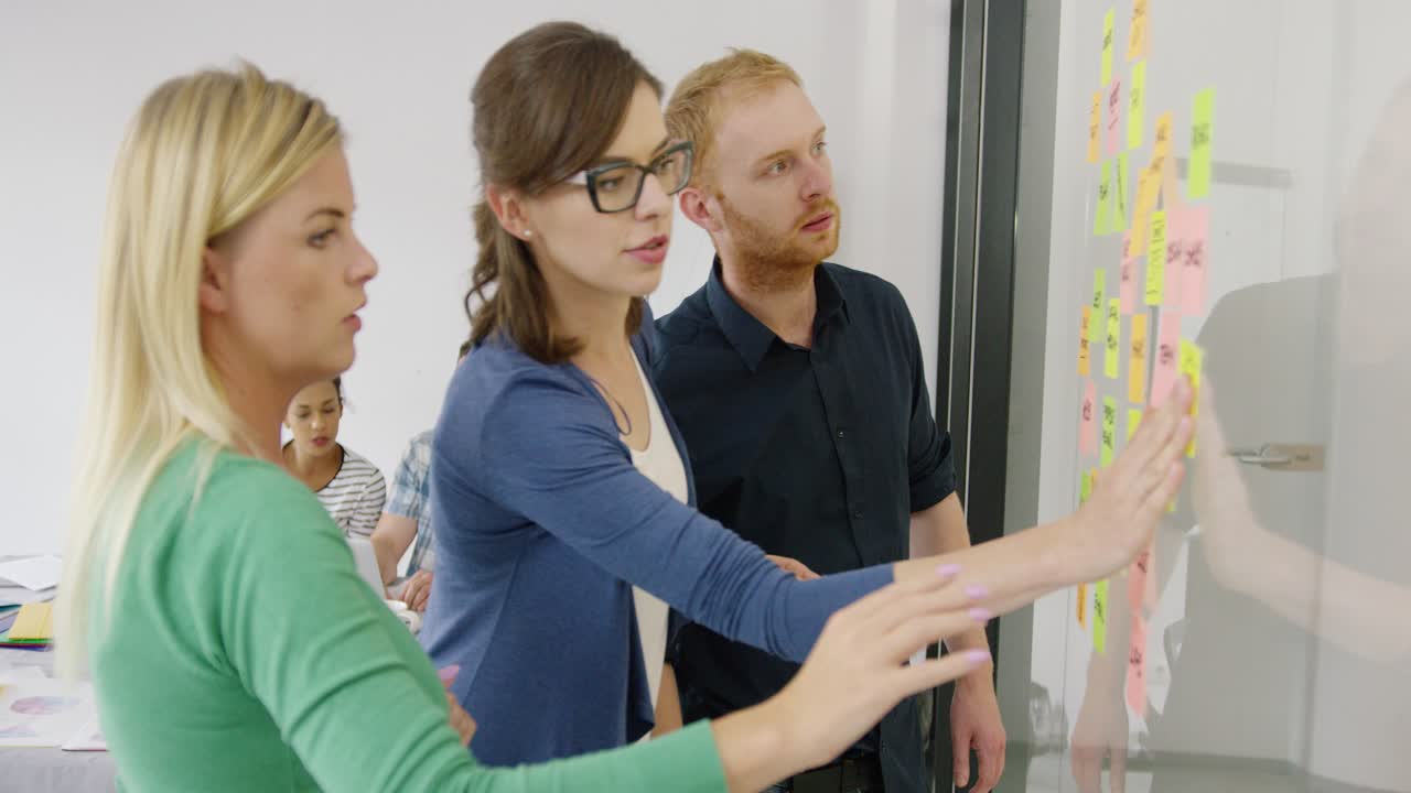 compañeros de trabajo trabajando en un nuevo proyecto