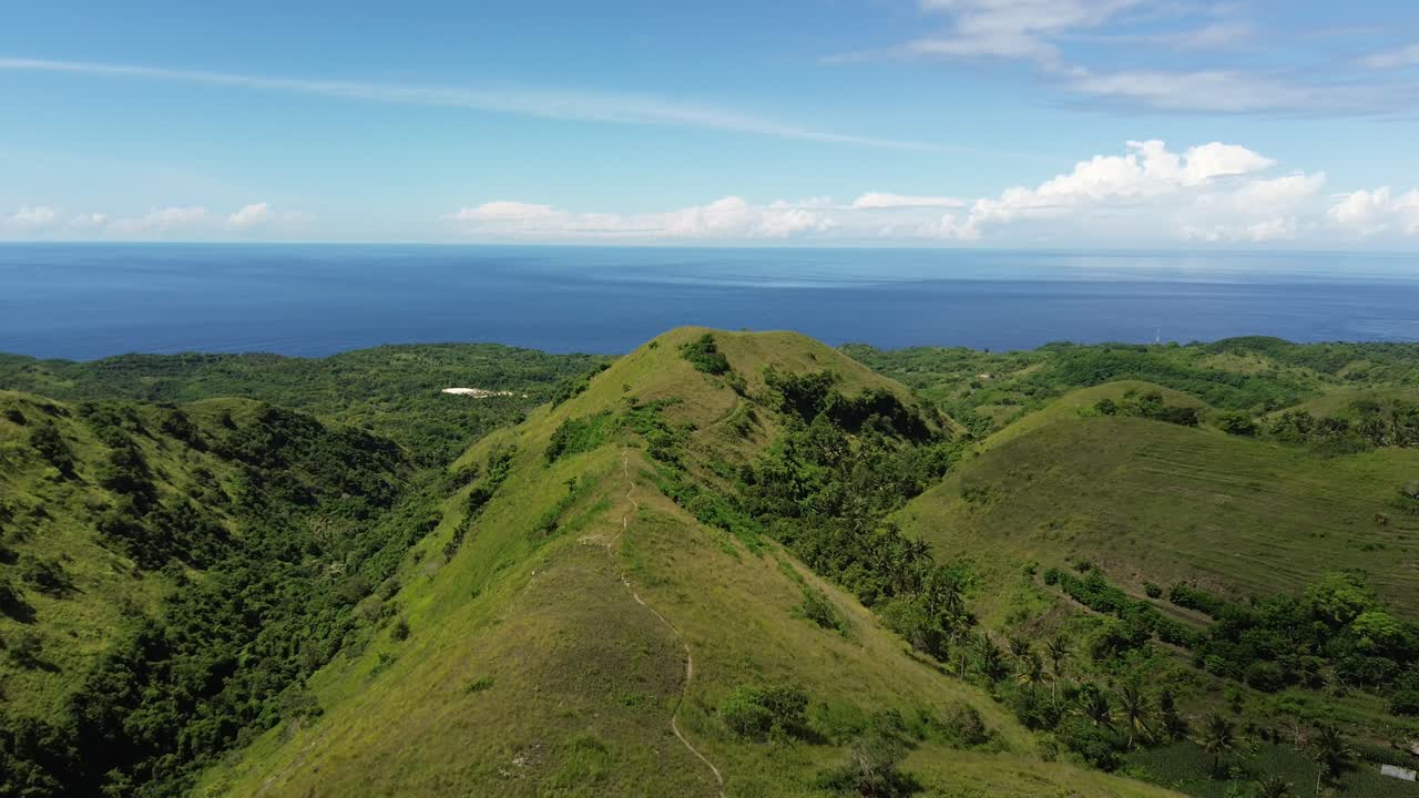 은 날, 푸른 하늘 아래 푸른 언덕과 바다, 공중 풍경