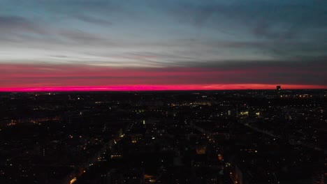 Hermosa-Vista-Del-Crepúsculo-De-Munich-Rojo-Rosa-Con-Un-Dron-4k