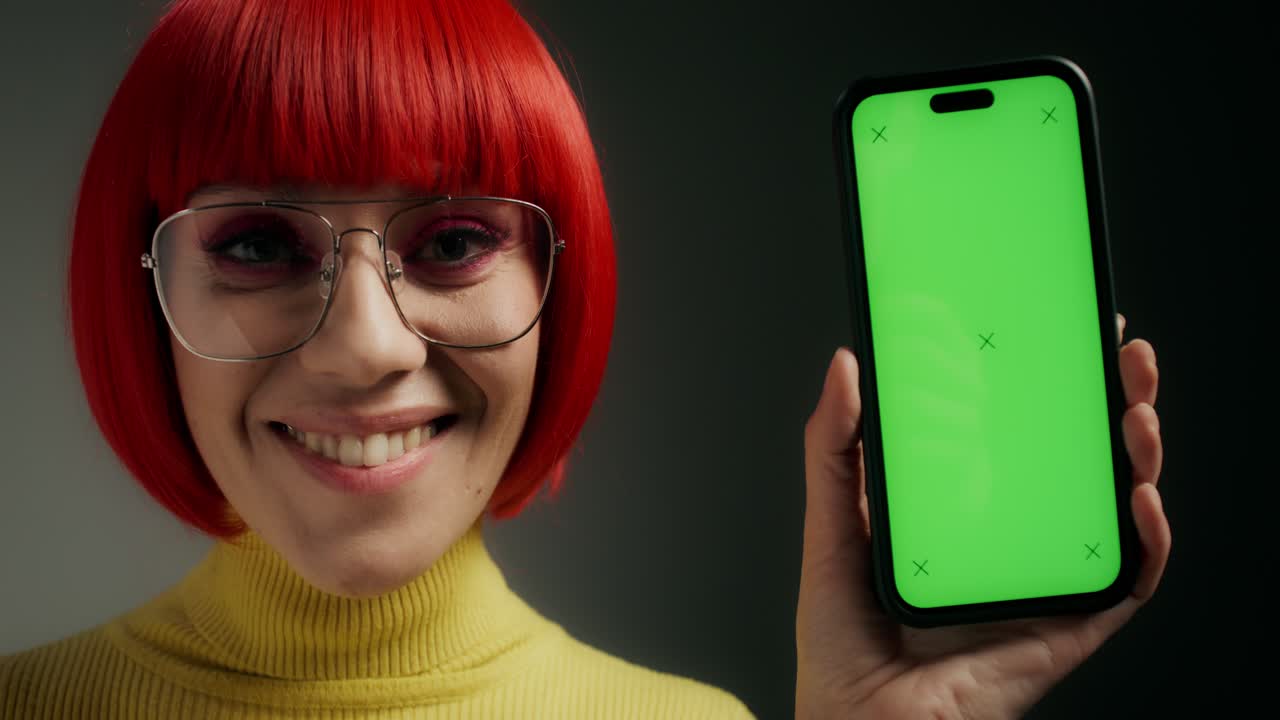 mujer con teléfono de pantalla verde