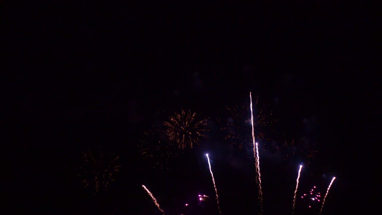 hermosa exhibición de trabajo de fuego colorido por la noche para la celebración en el festival
