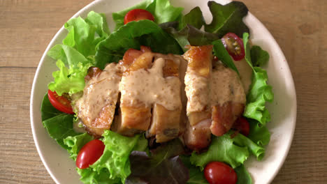pollo a la parrilla con ensalada de vegetales