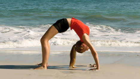 Frau-übt-Gymnastik-Am-Strand