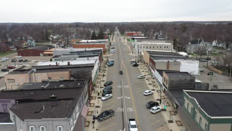 Centro-De-Durand,-Drone-De-Michigan-Avanzando