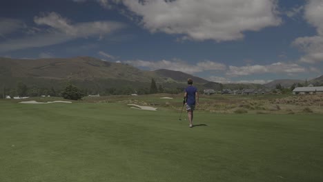 Una-Mujer-Está-Practicando-Para-Golpear-Una-Pelota-De-Golf