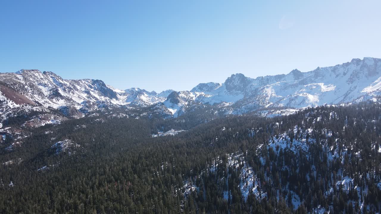 Drone che vola verso montagne innevate a Mammoth Lakes, California