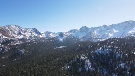 Drohne-Fliegt-In-Richtung-Schneebedeckter-Berge-In-Mammoth-Lakes,-Kalifornien