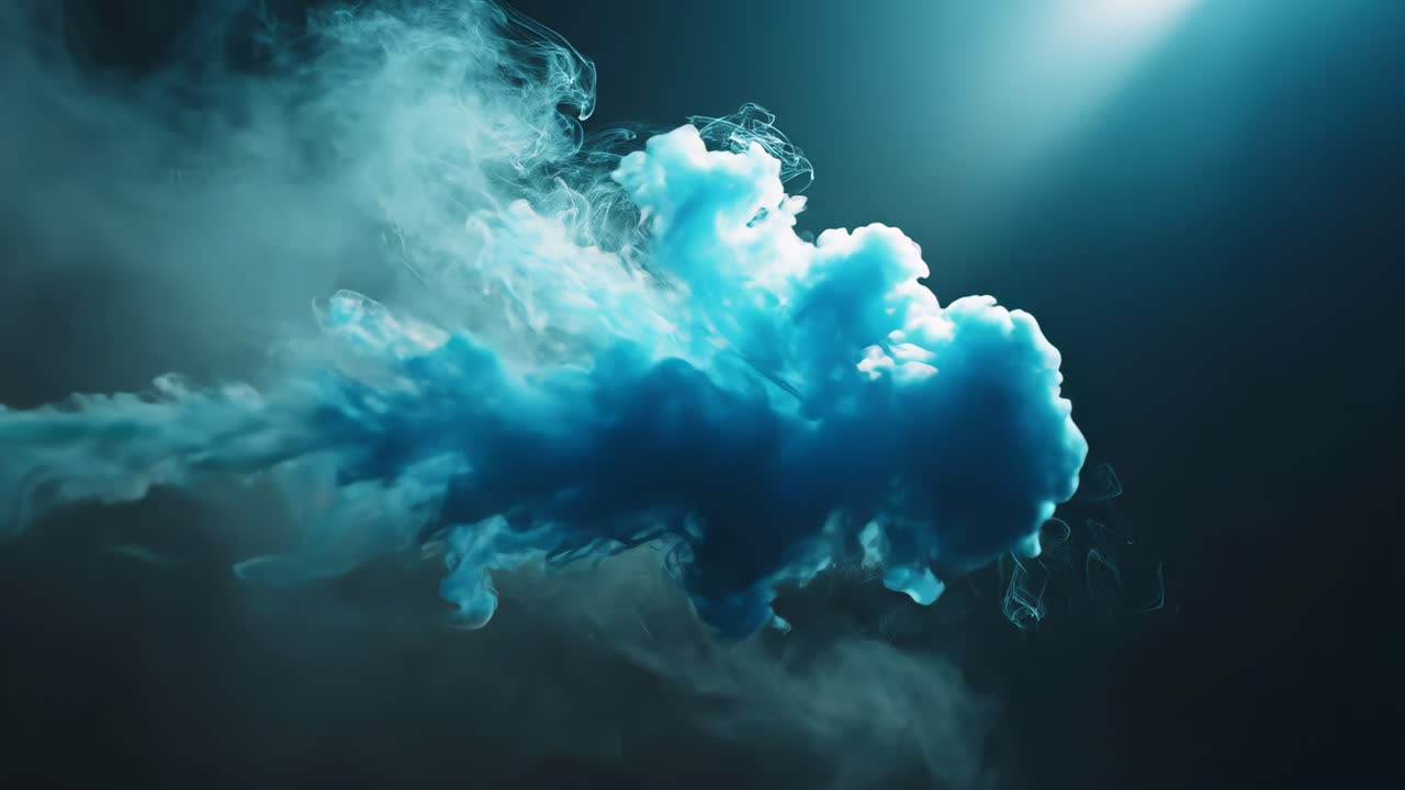 Fumaça azul rodopiando em um fundo escuro