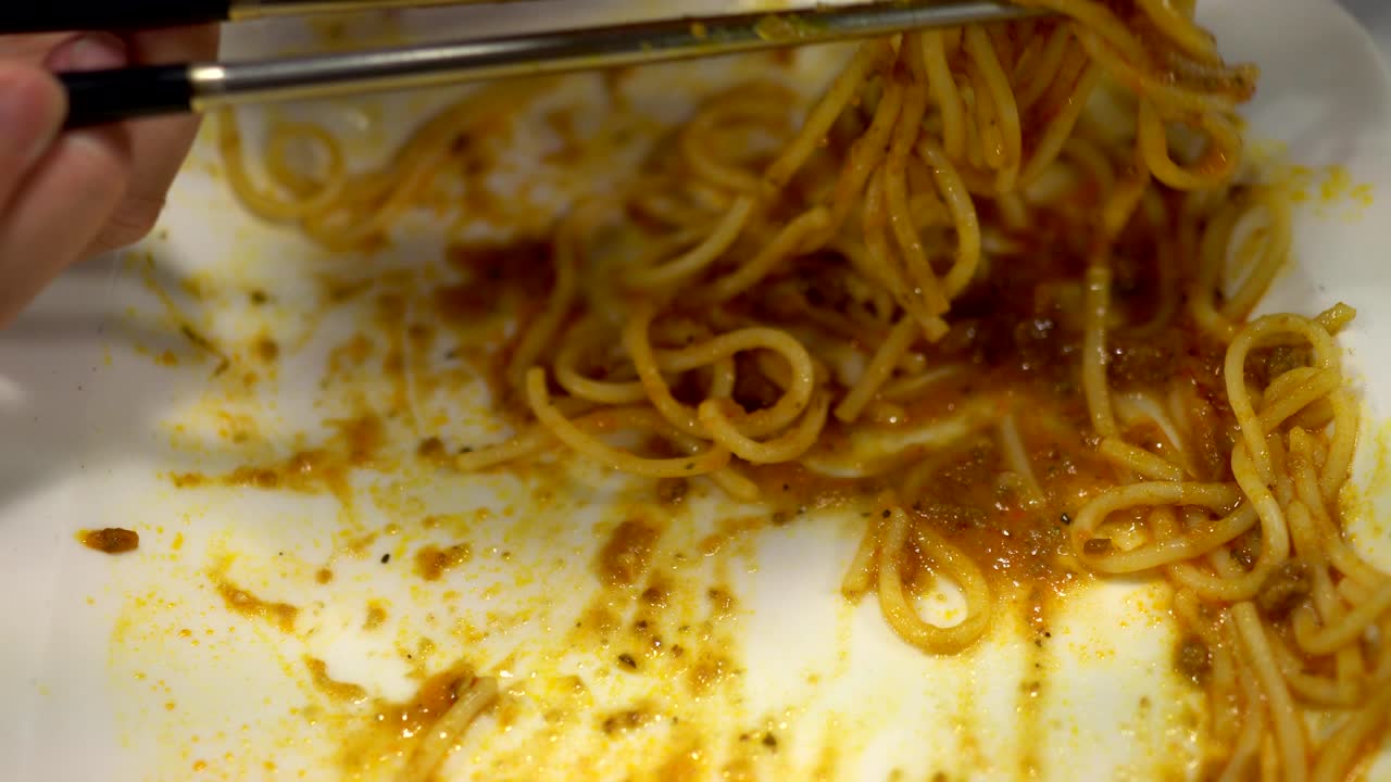 Primo piano su spaghetti al ristorante. Con le bacchette