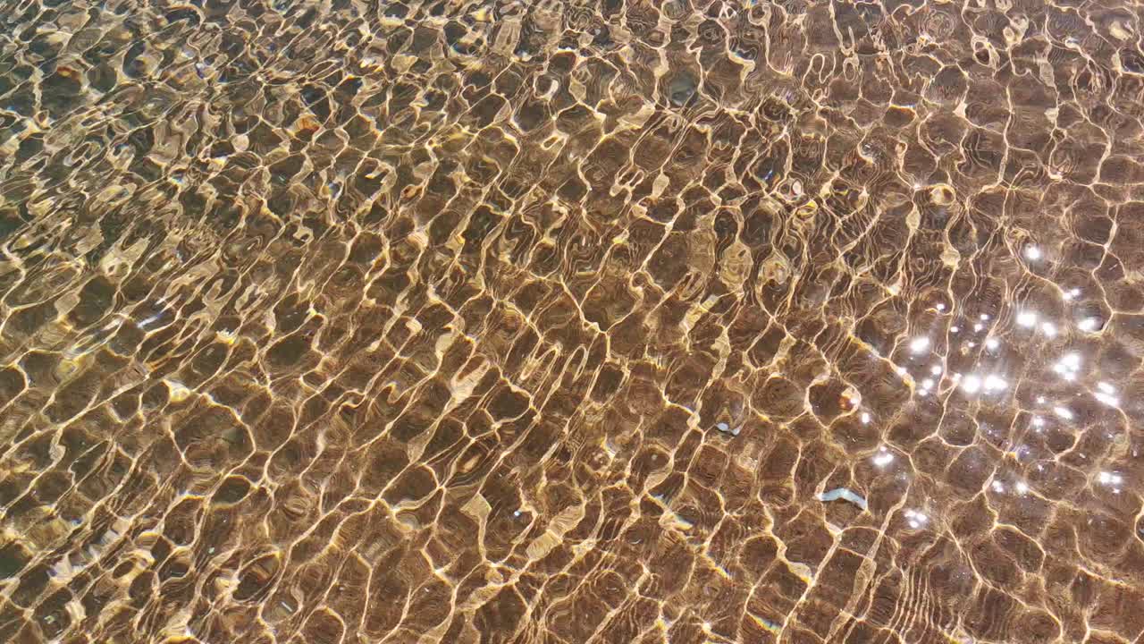 vista de las olas del mar, la roca y la arena. fondo de agua de la costa del mar